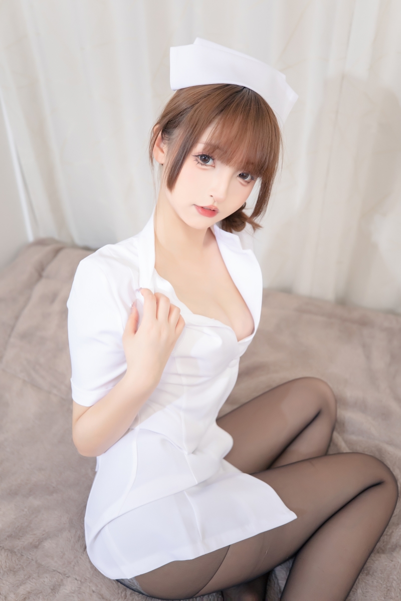 心跳加速!神楽坂真冬演绎温柔值勤护士,专属治愈系COS-完美coser 心跳加速!神楽坂真冬演绎温柔值勤护士,专属治愈系COS-完美coser